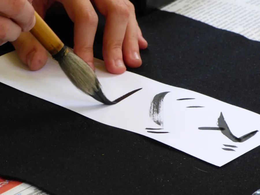 Japanese calligraphy brushwork showing kanji and kana, the scripts a PDF translator has to render