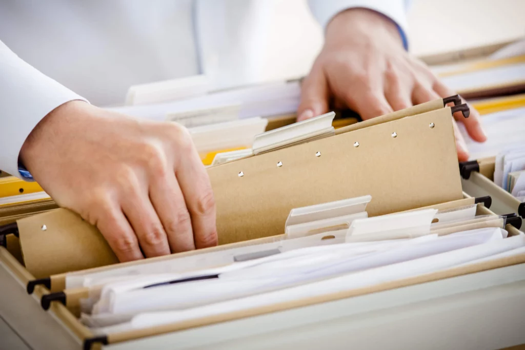 Organizarea documentelor într-un dulap de dosare